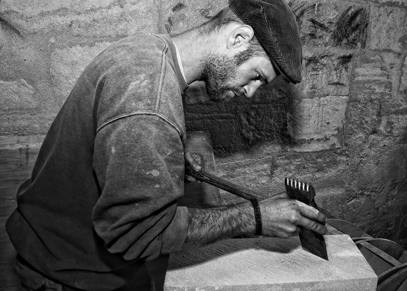 tailleur-LA ROQUE ESCLAPON-min_man-black-and-white-photography-monument-male-statue-1202231-pxhere.com